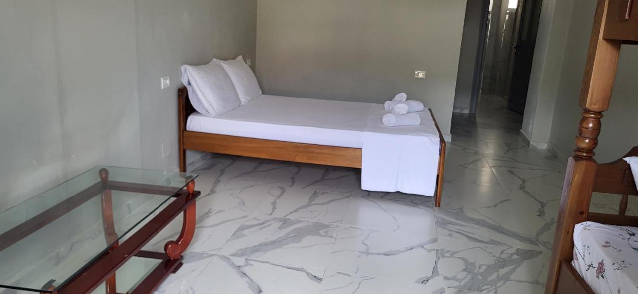 Jon Rooms Himare Exterior photo